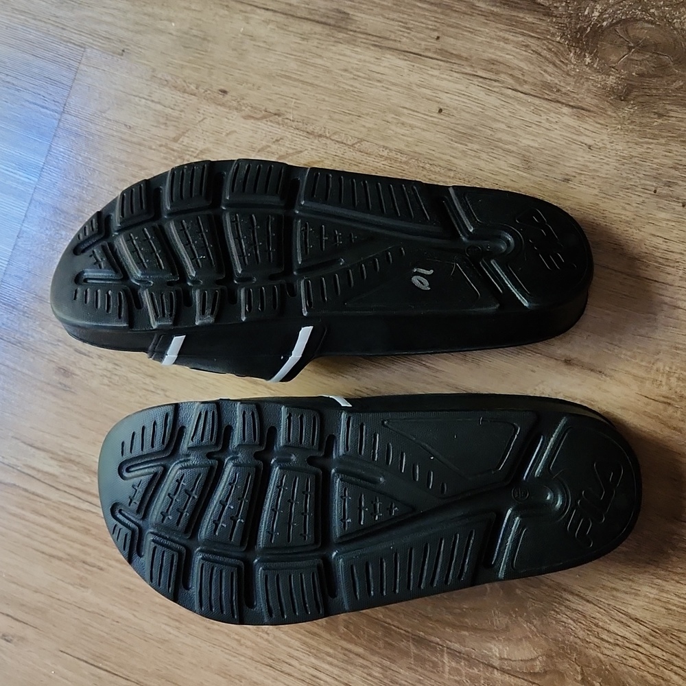 BNWT Fila rubber slides womens size 9 men's size 8 - Picture 2 of 4